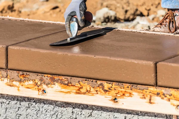 Trabajador Construcción Usando Paleta Cemento Húmedo Formando Hacer Frente Nueva — Foto de Stock