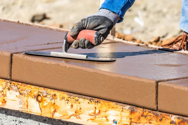 Trabalhador Construção Civil Usando Espátula Cimento Molhado Formando Enfrentamento Torno — Fotografia de Stock