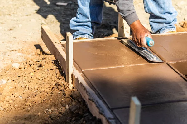 Trabalhador Construção Civil Usando Espátula Cimento Molhado Formando Enfrentamento Torno — Fotografia de Stock