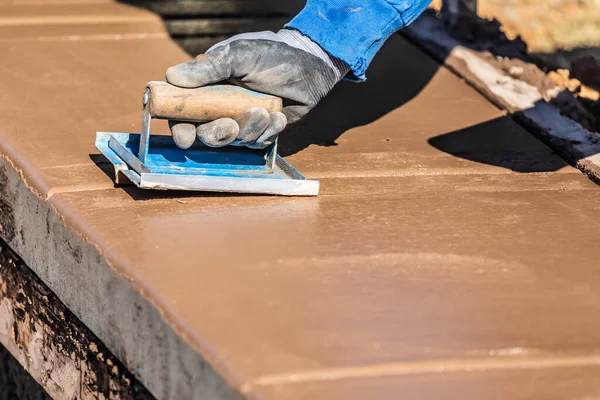 Építési Munkások Segítségével Hand Groover Nedves Cement Képződés Megbirkózás Körül — Stock Fotó