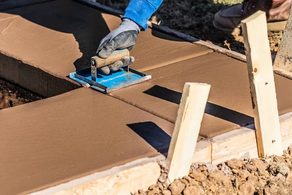 Trabajador Construcción Usando Mano Groover Cemento Húmedo Formando Hacer Frente —  Fotos de Stock