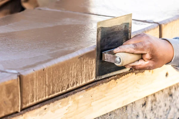 Trabalhador Construção Usando Edger Aço Inoxidável Cimento Molhado Que Forma — Fotografia de Stock