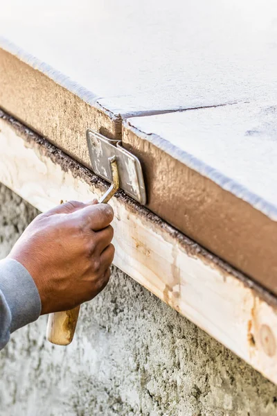 Trabalhador Construção Usando Mão Groover Cimento Molhado Formando Coping Torno — Fotografia de Stock