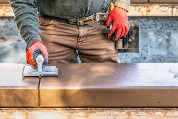 Trabalhador Construção Usando Mão Groover Cimento Molhado Formando Coping Torno — Fotografia de Stock