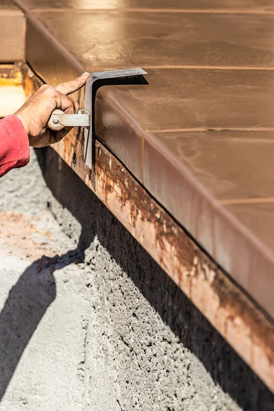 Trabajador Construcción Usando Borde Del Acero Inoxidable Cemento Húmedo Que — Foto de Stock