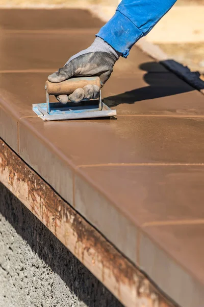 新しいプール周辺の湿式セメント形成に手溝を使用した建設労働者 — ストック写真