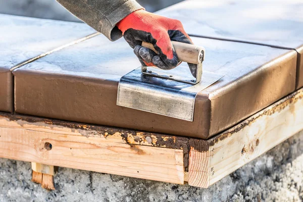 Construction Worker Using Stainless Steel Edger Wet Cement Forming Coping — Stock Photo, Image