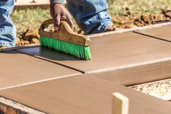 Byggarbetare Med Hjälp Borste Våt Cement Bildar Hantera Runt Pool — Stockfoto