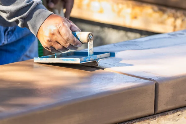 Construction Worker Using Hand Groover Wet Cement Forming Coping New — Stock Photo, Image