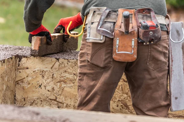 Construction Worker Leveling Wet Cement Wood Framing — Stock Photo, Image