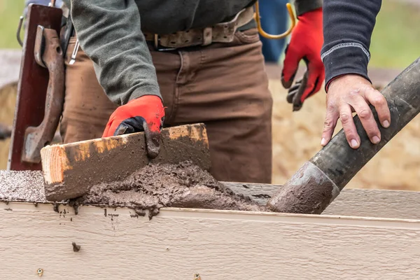 Bauarbeiter Ebnet Nassen Zement Holzrahmen — Stockfoto