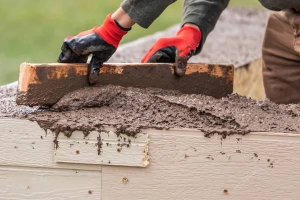 Bauarbeiter Ebnet Nassen Zement Holzrahmen — Stockfoto