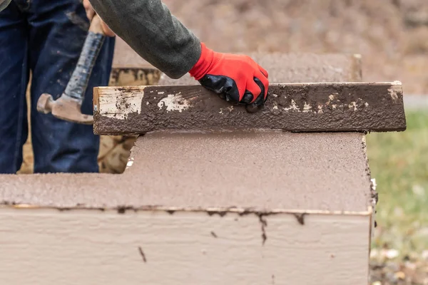 Construction Worker Leveling Wet Cement Wood Framing — Stock Photo, Image