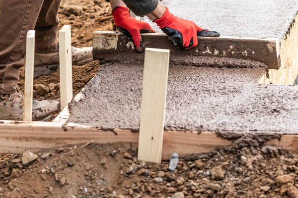 Construção Trabalhador Nivelamento Cimento Molhado Moldura Madeira — Fotografia de Stock