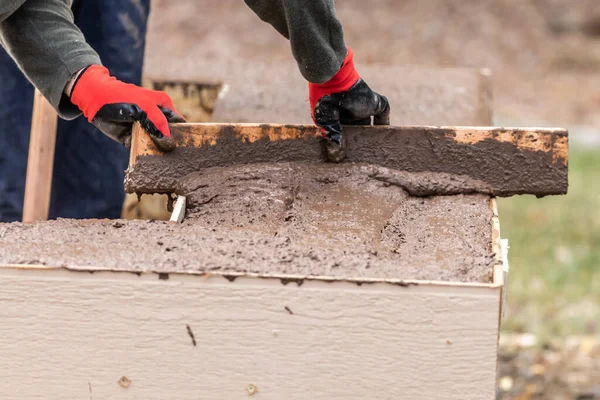 Bauarbeiter Ebnet Nassen Zement Holzrahmen — Stockfoto
