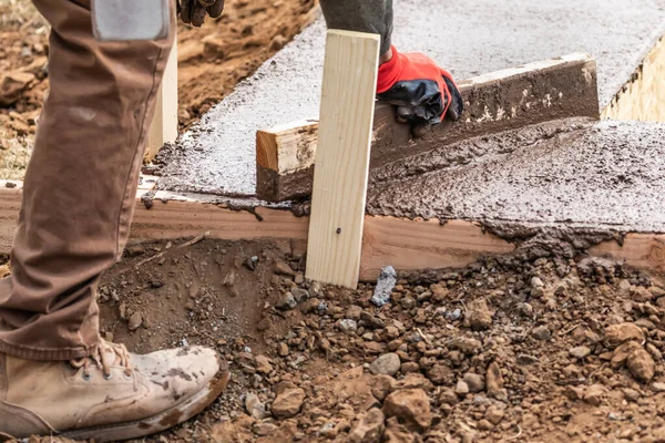 Construção Trabalhador Nivelamento Cimento Molhado Moldura Madeira — Fotografia de Stock