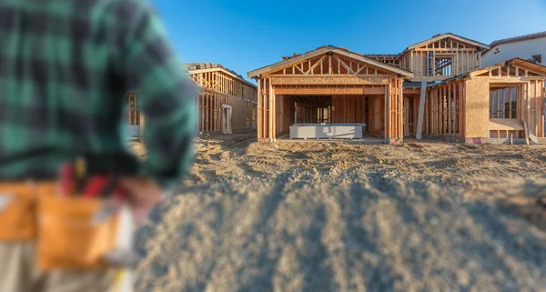 Bauunternehmer Vor Neuem Holzrahmen Auf Baustelle — Stockfoto