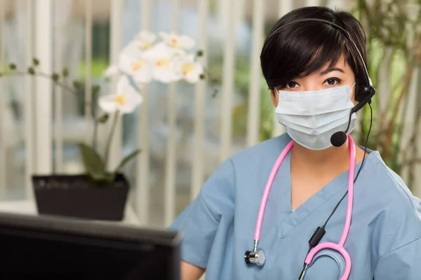 Infermiera Alla Scrivania Dell Ufficio Con Indosso Maschera Viso Medica — Foto Stock