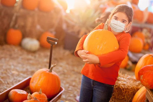 Cute Girl Choosing Pumpkin Pumpkin Patch Wearing Medical Face Mask — Stock Photo, Image