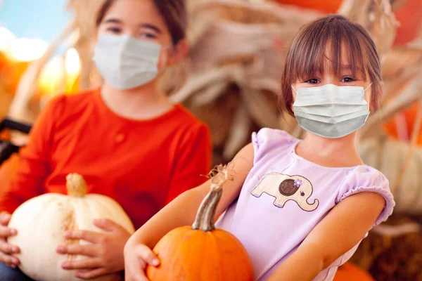 Cute Little Girls Holding Pumpkins Pumpkin Patch Wearing Medical Face — Stock Photo, Image