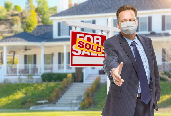 Männlicher Immobilienmakler Greift Zum Händeschütteln Und Trägt Eine Medizinische Gesichtsmaske — Stockfoto