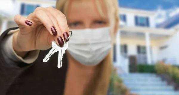 Mulher Apresentando Chaves Casa Vestindo Máscara Facial Médica — Fotografia de Stock