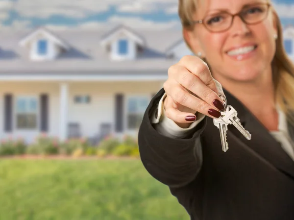 Immobilienmakler Übergibt Neue Hausschlüssel Mit Haus Dahinter — Stockfoto