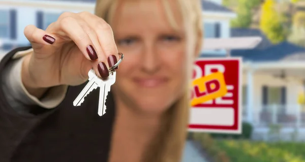 不動産屋が新しい家の鍵を引き渡し 背後にサインを販売 — ストック写真