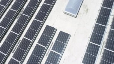 Yavaş Dolly Kamera Hareketi Büyük Endüstri Binası ya da Depo 'nun çatısına monte edilmiş Güneş Panelleri Uçağı.