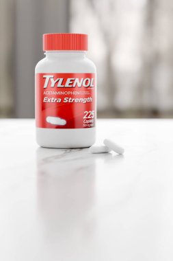 Riverside Country, Kaliforniya ABD - 25 Eylül 2025 - Bir şişe Tylenol ve Caplet Hapları Acetaminophen Reçete İlaç Dinlendirici ve Tezgahta Ateşi Azaltan