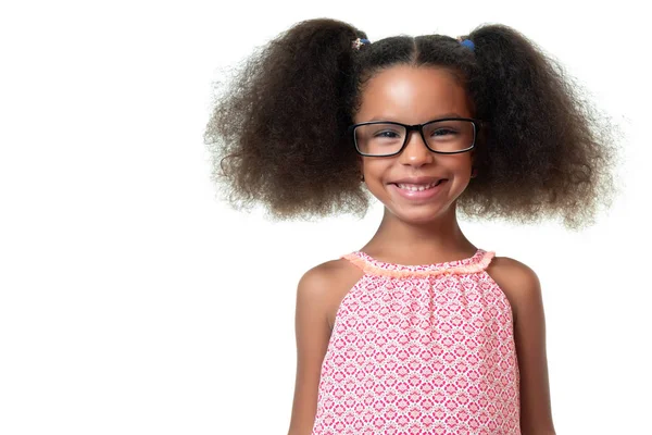 Ritratto Una Graziosa Ragazza Afroamericana Con Gli Occhiali Isolata Bianco — Foto Stock