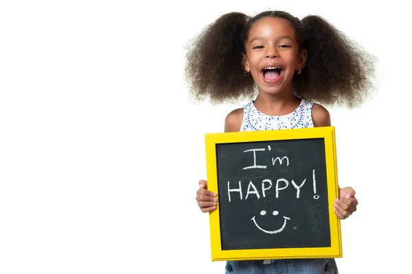 Симпатичная Африканская Американская Девушка Смеется Держит Табличку Счастливой Фразой Изолированы — стоковое фото