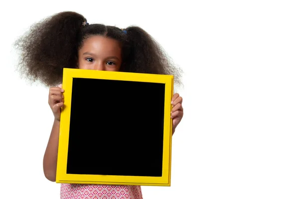 Menina Pequena Afro Americana Bonito Segurando Quadro Negro Com Espaço — Fotografia de Stock