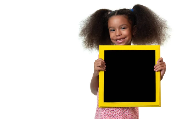 白で隔離空間で黒板を保持しているかわいいアフリカ系アメリカ人の小さな女の子 — ストック写真