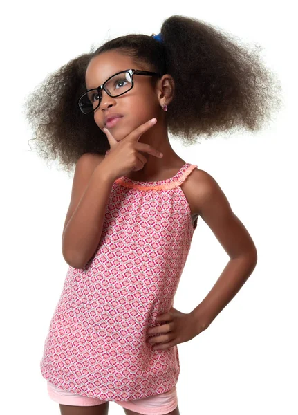 Linda Niña Afroamericana Pequeña Con Gafas Pensando Aislado Blanco — Foto de Stock