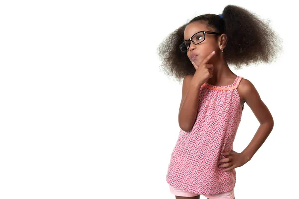 Schattig Afro Amerikaanse Kleine Meisje Dragen Bril Denken Geïsoleerd Wit — Stockfoto