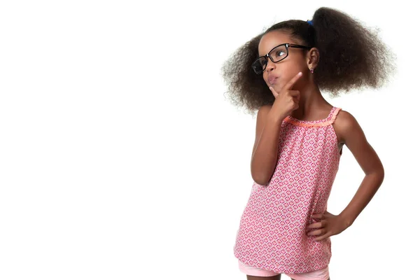 Linda Niña Afroamericana Pequeña Con Gafas Pensando Aislado Blanco —  Fotos de Stock