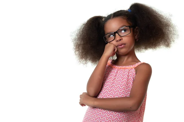 Schattig Afro Amerikaanse Kleine Meisje Dragen Bril Denken Geïsoleerd Wit — Stockfoto