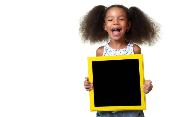 Sevimli Afro Amerikan Küçük Kız Bir Kara Tahta Üzerinde Beyaz — Stok fotoğraf