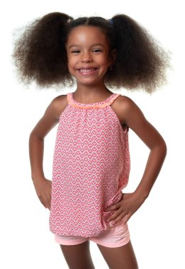 Gülümseyen - beyaz izole sevimli küçük Afrikalı-Amerikalı kız