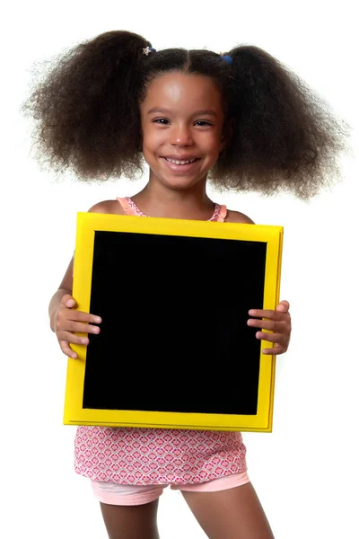 可爱的非洲裔美国女孩拿着空白的黑板与文本隔离在白色的空间 — 图库照片