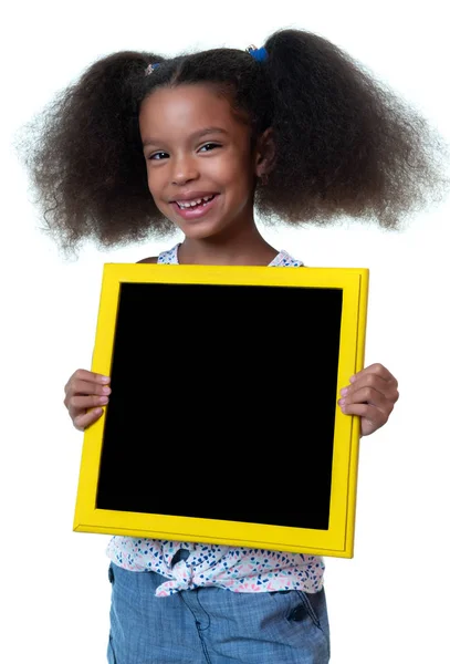 Süßes Afrikanisch Amerikanisches Mädchen Hält Eine Leere Tafel Mit Platz — Stockfoto