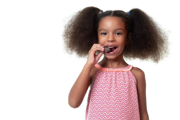 Schattig Afrikaans Amerikaans Meisje Eten Een Chocolate Cookie Geïsoleerd Wit — Stockfoto