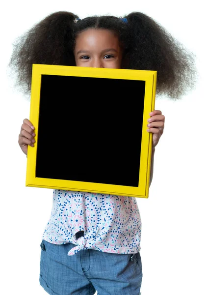 Linda Chica Afroamericana Sosteniendo Una Pizarra Blanco Con Espacio Para — Foto de Stock