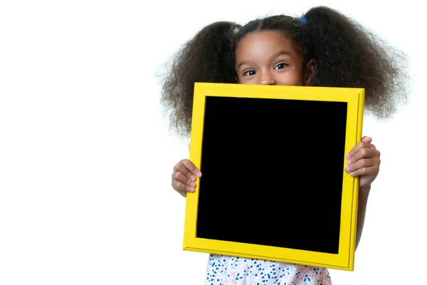Süßes Afrikanisch Amerikanisches Mädchen Hält Eine Leere Tafel Mit Platz — Stockfoto