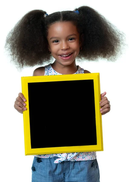 Linda Chica Afroamericana Sosteniendo Una Pizarra Blanco Con Espacio Para — Foto de Stock