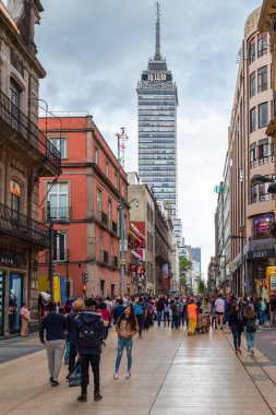 Mexico City, Meksika - Temmuz 9,2018: Mexico City tarihi merkezi arka planda Latin Amerika Kulesi ile