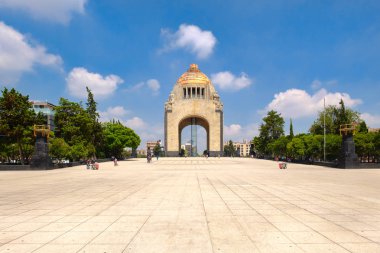 Mexico City'de bir güzel yaz gününde Devrim Anıtı