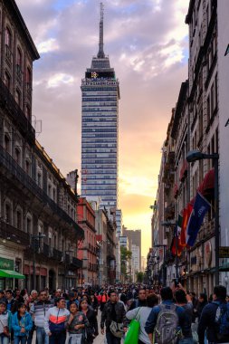 Mexico City, Meksika - Temmuz 15,2018: kentsel sahne, tarihi merkezi Mexico City gün batımında