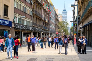 Mexico City, Meksika - Temmuz 15,2018: Mexico City tarihi merkezi arka planda Latin Amerika Kulesi ile